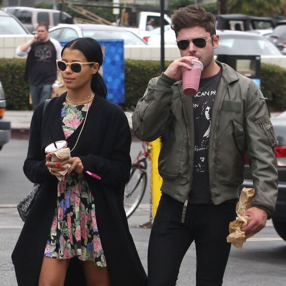 Semi-Exclusif - Zac Efron et sa petite amie Sami Miro se promènent dans les rues de Los Feliz, le 23 avril 2015 F