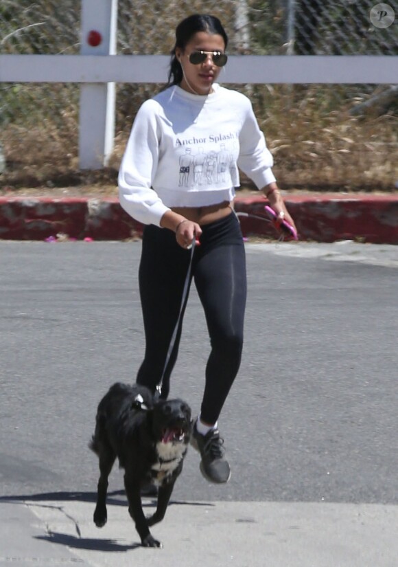Exclusif - Sami Miro en promenade en compagnie de son chien à Los Angeles Le 18 avril 2015