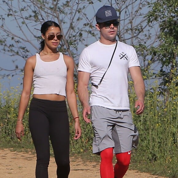 Exclusif - Zac Efron et sa petite amie Sami Miro se promènent avec leur chien au parc Griffith à Los Angeles. Sami est redevenue brune! Le 8 mars 2015