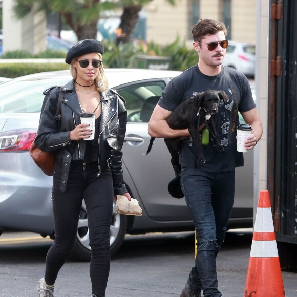 Semi-Exclusif - Zac Efron, moustachu, est allé déjeuner avec sa petite amie Sami Miro à Los Feliz. Le couple a adopté un petit chien depuis 1 mois. Le 17 décembre 2014