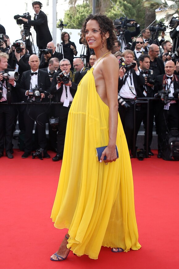 Noémie Lenoir, enceinte de 6 mois (boucles d'oreilles Montblanc Premières Rencontres en or blanc et diamants), lors de la Montée des marches du film "La Tête Haute" pour l'ouverture du 68e Festival du film de Cannes le 13 mai 2015