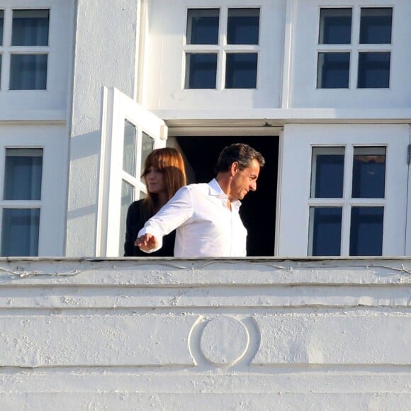 Exclusif - Nicolas Sarkozy et Carla Bruni-Sarkozy au balcon de leur hôtel à Rio de Janeiro, le 22 août 2015.
