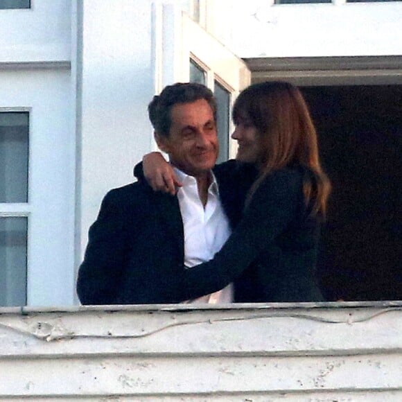 Exclusif - Nicolas Sarkozy et Carla Bruni-Sarkozy au balcon de leur hôtel à Rio de Janeiro, le 22 août 2015.