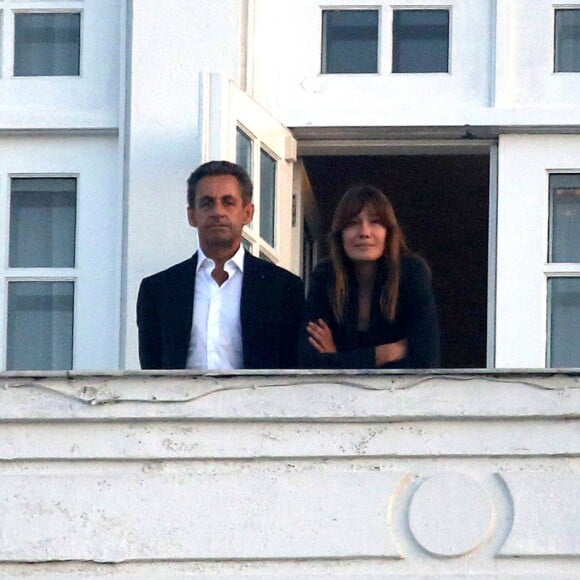 Exclusif - Nicolas Sarkozy et Carla Bruni-Sarkozy au balcon de leur hôtel à Rio de Janeiro, le 22 août 2015.