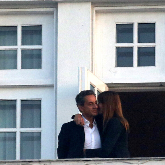 Exclusif - Nicolas Sarkozy et Carla Bruni-Sarkozy au balcon de leur hôtel à Rio de Janeiro, le 22 août 2015.