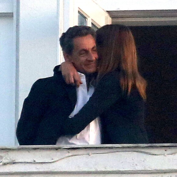 Exclusif - Nicolas Sarkozy et Carla Bruni-Sarkozy au balcon de leur hôtel à Rio de Janeiro, le 22 août 2015.