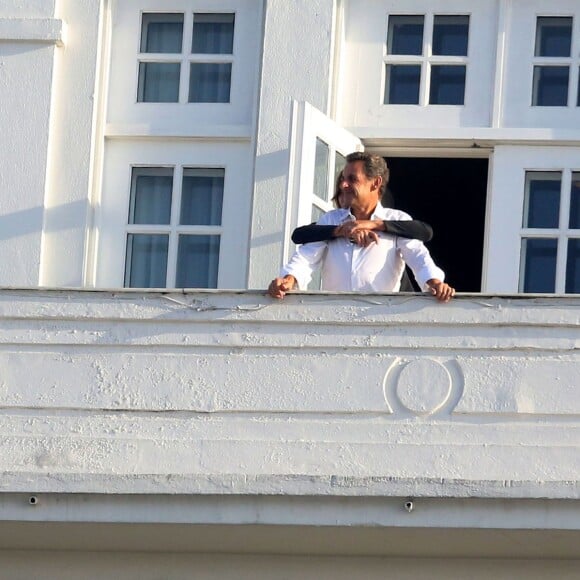 Exclusif - Nicolas Sarkozy et Carla Bruni-Sarkozy au balcon de leur hôtel à Rio de Janeiro, le 22 août 2015.