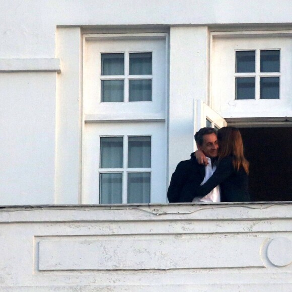 Exclusif - Nicolas Sarkozy et Carla Bruni-Sarkozy au balcon de leur hôtel à Rio de Janeiro, le 22 août 2015.