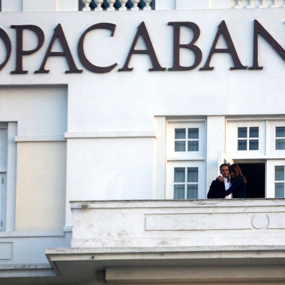 Exclusif - Nicolas Sarkozy et Carla Bruni-Sarkozy au balcon de leur hôtel à Rio de Janeiro, le 22 août 2015.