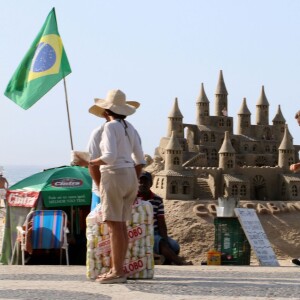 Exclusif - Nicolas Sarkozy fait son footing sur la célèbre plage de Copacabana accompagné d'un garde du corps le 22 août 2015.