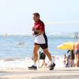 Exclusif - Nicolas Sarkozy fait son footing sur la célèbre plage de Copacabana accompagné d'un garde du corps le 22 août 2015.