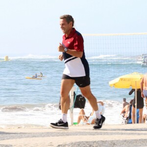 Exclusif - Nicolas Sarkozy fait son footing sur la célèbre plage de Copacabana accompagné d'un garde du corps le 22 août 2015.