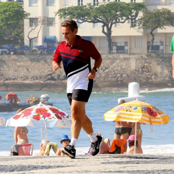 Exclusif - Nicolas Sarkozy fait son footing sur la célèbre plage de Copacabana accompagné d'un garde du corps le 22 août 2015.