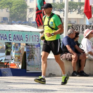 Exclusif - Nicolas Sarkozy fait son footing sur la célèbre plage de Copacabana accompagné d'un garde du corps le 22 août 2015.