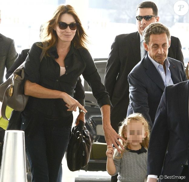 Nicolas Sarkozy, sa femme Carla Bruni-Sarkozy et leur fille Giulia Sarkozy quittent l'hôtel Four Seasons et arrivent à l'aéroport international Ezeiza à Buenos Aires en Argentine, le 30 août 2015 pour un retour sur Paris.
&nbsp;