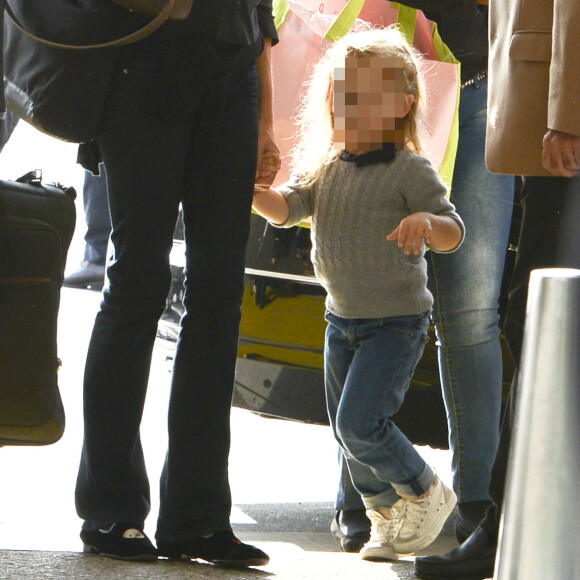 Nicolas Sarkozy, sa femme Carla Bruni-Sarkozy et leur fille Giulia Sarkozy quittent l'hôtel Four Seasons et arrivent à l'aéroport international Ezeiza à Buenos Aires en Argentine, le 30 août 2015 pour un retour sur Paris.
 