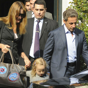 Nicolas Sarkozy, sa femme Carla Bruni-Sarkozy et leur fille Giulia Sarkozy quittent l'hôtel Four Seasons à Buenos Aires en Argentine, le 30 août 2015 pour un retour sur Paris. 