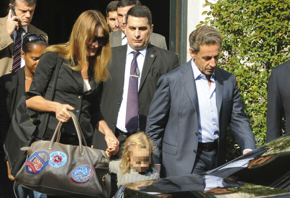 Nicolas Sarkozy, sa femme Carla Bruni-Sarkozy et leur fille Giulia Sarkozy quittent l'hôtel Four Seasons à Buenos Aires en Argentine, le 30 août 2015 pour un retour sur Paris. 