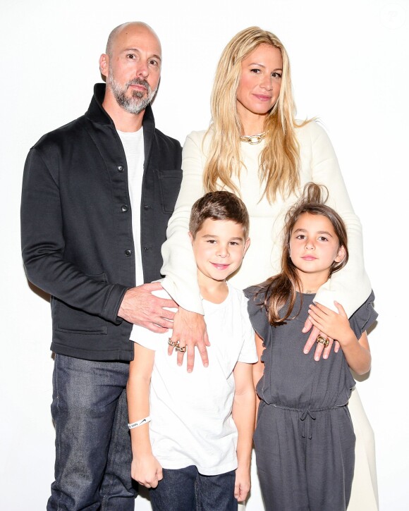 La créatrice Jennifer Fisher, son mari Kevin et leurs deux enfants Shane et Drew à la présentation de sa collection printemps 2016 de Jennifer Fisher au 22 Little West 12th Street. New York, le 9 septembre 2015.