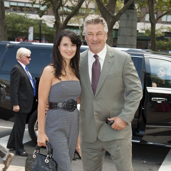 Alec et Hilaria Baldwin arrivent au David H. Koch Theater au Lincoln Center, pour le déjeuner de remise du Couture Council au créateur Manolo Blahnik à New York, le 9 septembre 2015.