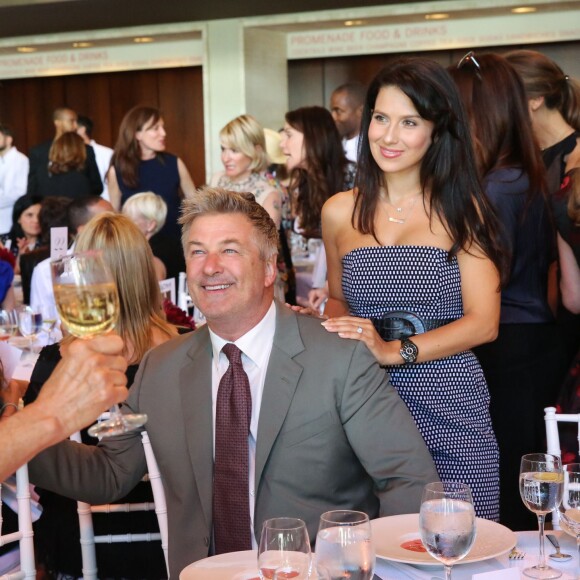 Alec et Hilaria Baldwin assistent au déjeuner de remise du Couture Council Award au créateur Manolo Blahnik, au David H. Koch Theater au Lincoln Center. New York, le 9 septembre 2015.