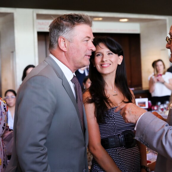 Alec Baldwin, Hilaria Baldwin et Manolo Blahnik lors du déjeuner de remise du Couture Council Award au David H. Koch Theater au Lincoln Center. New York, le 9 septembre 2015.