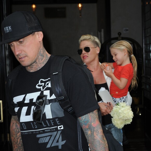Pink, Carey Hart et leur fille Willow sortant du TriBeCa Hotel à New York, le 9 septembre 2015.