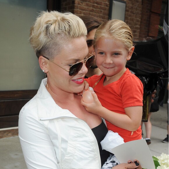 Pink et sa fille Willow sortant du TriBeCa Hotel à New York, le 9 septembre 2015.