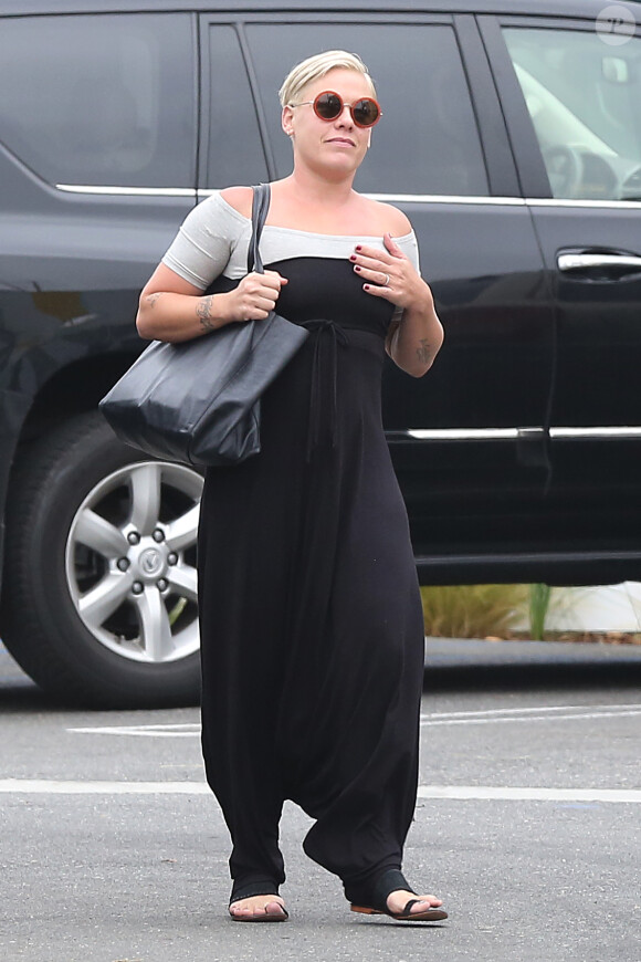 Exclusif - La chanteuse Pink et son mari Carey Hart sont allés déjeuner dans un restaurant à Venice, le 21 août 2015.