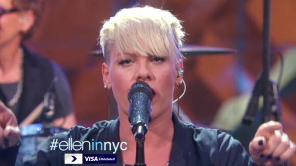 Pink chante "Today's the Day" dans le Ellen DeGeneres Show à New York, le 8 septembre 2015.