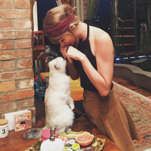 Taylor Swift et son chat / photo postée sur le compte Instagram de la chanteuse.