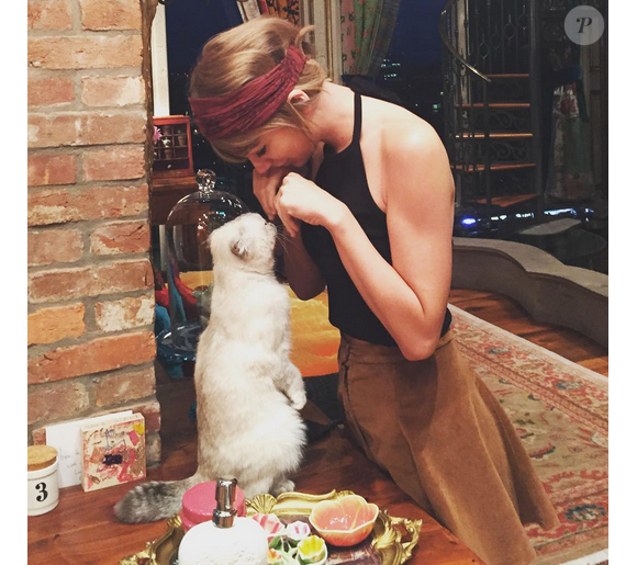 Taylor Swift et son chat / photo postée sur le compte Instagram de la chanteuse.