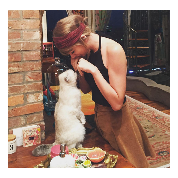 Taylor Swift et son chat / photo postée sur le compte Instagram de la chanteuse.