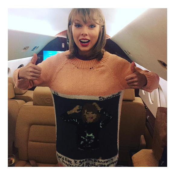 Taylor Swift et un pull qu'a fan a tricoté à son image / photo postée sur le compte Instagram de la chanteuse.