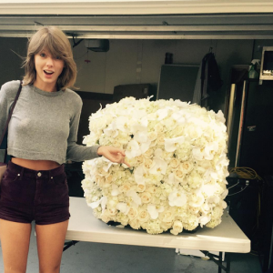 Taylor Swift sans maquillage reçoit un superbe bouquet de fleurs de la part de Kanye West / photo postée sur le compte Instagram de la chanteuse.