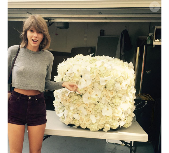 Taylor Swift sans maquillage reçoit un superbe bouquet de fleurs de la part de Kanye West / photo postée sur le compte Instagram de la chanteuse.