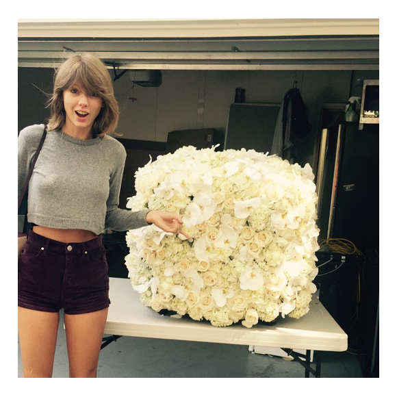 Taylor Swift sans maquillage reçoit un superbe bouquet de fleurs de la part de Kanye West / photo postée sur le compte Instagram de la chanteuse.