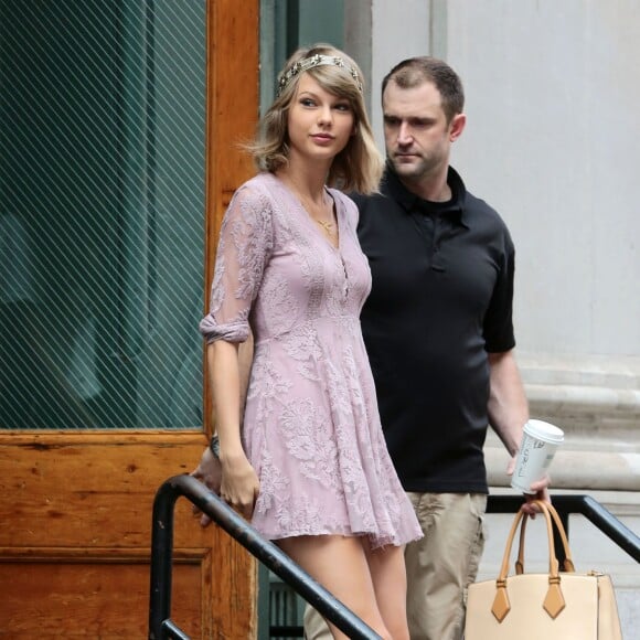 - Taylor Swift quitte son appartement de New York le 13 juillet 2015.