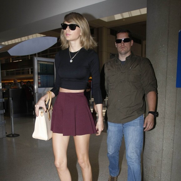Taylor Swift prend un vol à l'aéroport de Los Angeles, le 17 juin 2015.