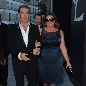 Pierce Brosnan et sa femme Keely Shaye Smith - Arrivée des people au défilé Saint Laurent Homme collection Printemps-Eté 2016 au Carreau du Temple lors de la Fashion Week à Paris, le 28 juin 2015