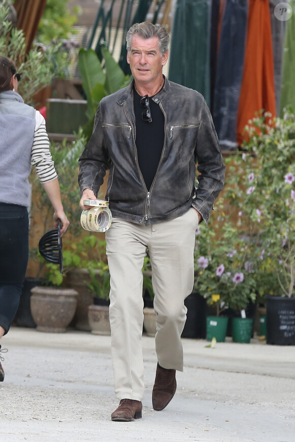 Exclusif - Pierce Brosnan fait du shopping à Malibu. Le 22 avril 2015