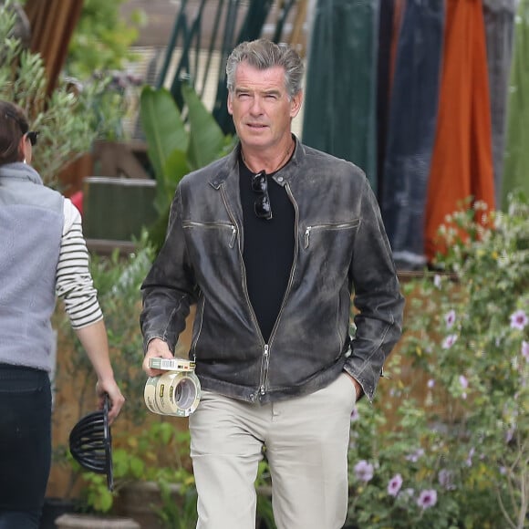 Exclusif - Pierce Brosnan fait du shopping à Malibu. Le 22 avril 2015