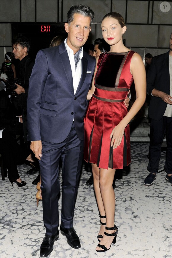 Stefano Tonchi (du magazine W) et Gigi Hadid assistent à la 3e édition des Daily Front Row's Fashion Media Awards à l'hôtel Park Hyatt. New York, le 10 septembre 2015.
