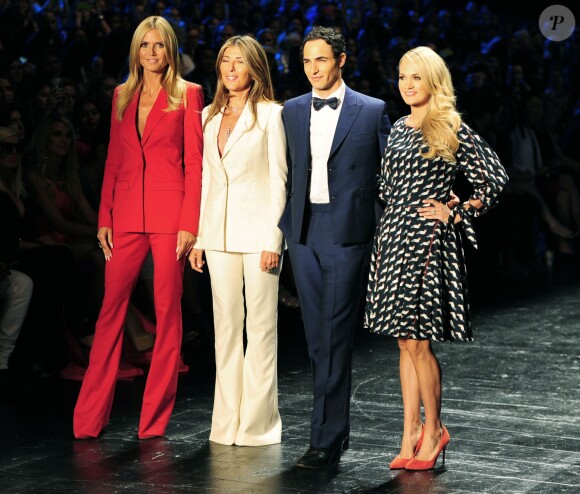 Heidi Klum, Nina Garcia, Zac Posen et la juge invitée Carie Underwood assistent au défilé des finalistes de l'émission Project Runway (saison 14) à la New York Fashion Week. New York, le 10 septembre 2015.