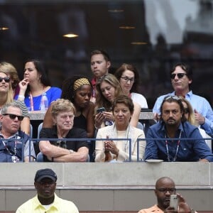 Robert Redford et Henri Leconte lors de la finale dame de l'US Open Flavia Pennetta et Roberta Vinci à l'USTA Billie Jean King National Tennis Center de Flushing dans le Queens à New York le 12 septembre 2015
