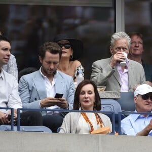 Michael Douglas et Catherine Zeta-Jones lors de la finale dame de l'US Open Flavia Pennetta et Roberta Vinci à l'USTA Billie Jean King National Tennis Center de Flushing dans le Queens à New York le 12 septembre 2015