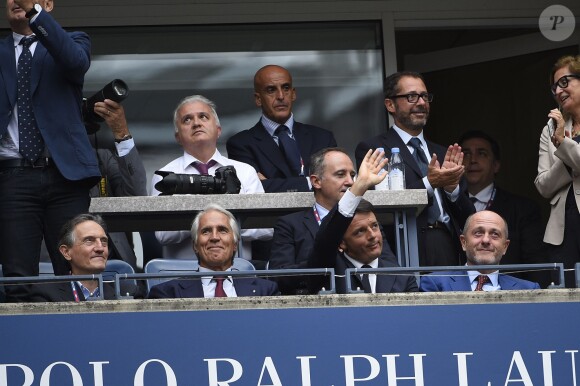 Le Premier ministre italien Matteo Renzi attends lors de la finale dame de l'US Open Flavia Pennetta et Roberta Vinci à l'USTA Billie Jean King National Tennis Center de Flushing dans le Queens à New York le 12 septembre 2015