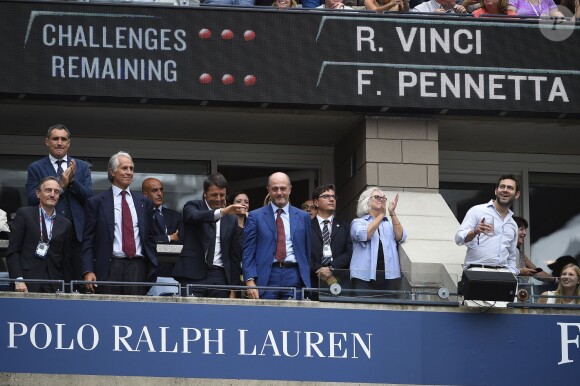 Le Premier ministre italien Matteo Renzi attends lors de la finale dame de l'US Open Flavia Pennetta et Roberta Vinci à l'USTA Billie Jean King National Tennis Center de Flushing dans le Queens à New York le 12 septembre 2015