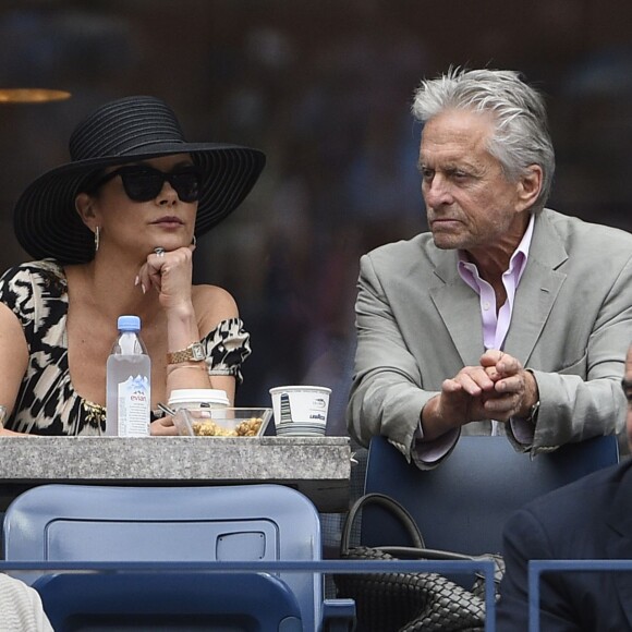 Michael Douglas et Catherine Zeta-Jones lors de la finale dame de l'US Open Flavia Pennetta et Roberta Vinci à l'USTA Billie Jean King National Tennis Center de Flushing dans le Queens à New York le 12 septembre 2015