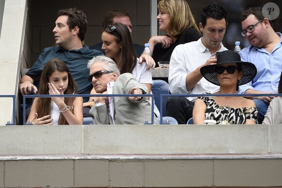 Michael Douglas avec sa femme Catherine Zeta-Jones et leur fille Carys lors de la finale dame de l'US Open entre sa compagne Flavia Pennetta et Roberta Vinci à l'USTA Billie Jean King National Tennis Center de Flushing dans le Queens à New York le 12 septembre 2015
